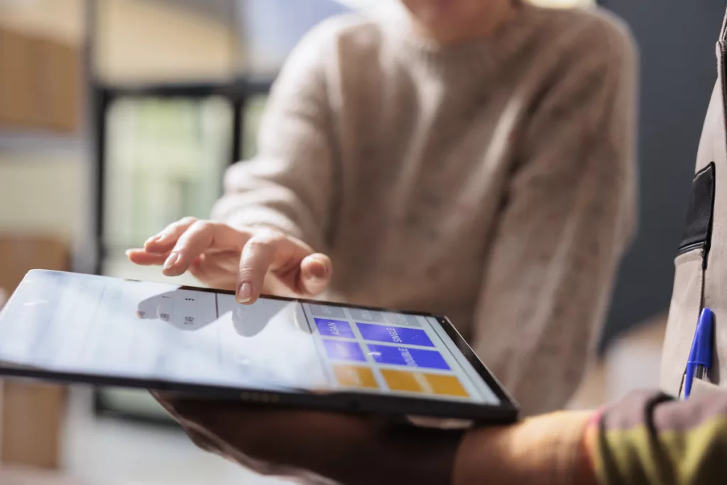 Profissional da Hi Platform utiliza tablet para mostrar métricas ao cliente