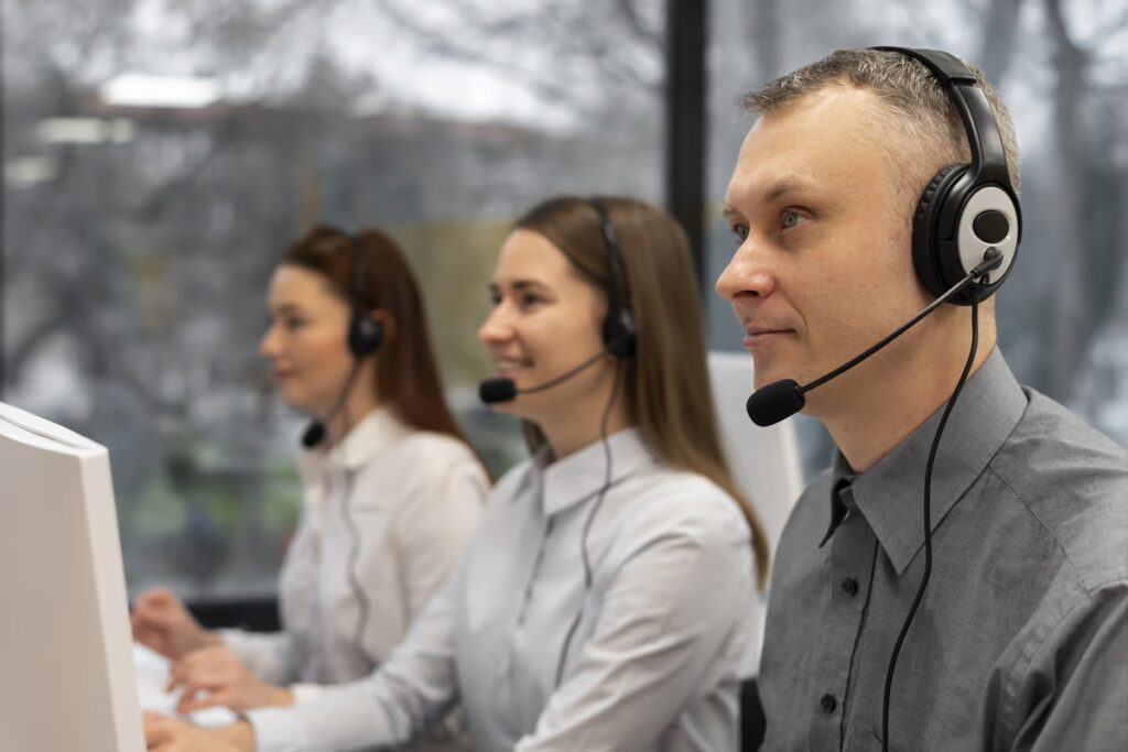Funcionários de call center fazem o tendimento ao cliente
